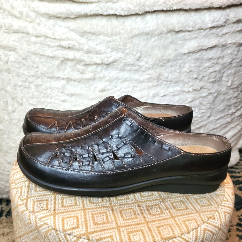 Array Leather Emma style slides. Size 6W.